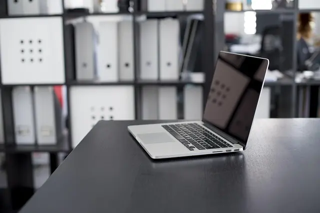 Gadgets Hitech pour les Amateur·rice·s de Voyage : Nos Incontournables